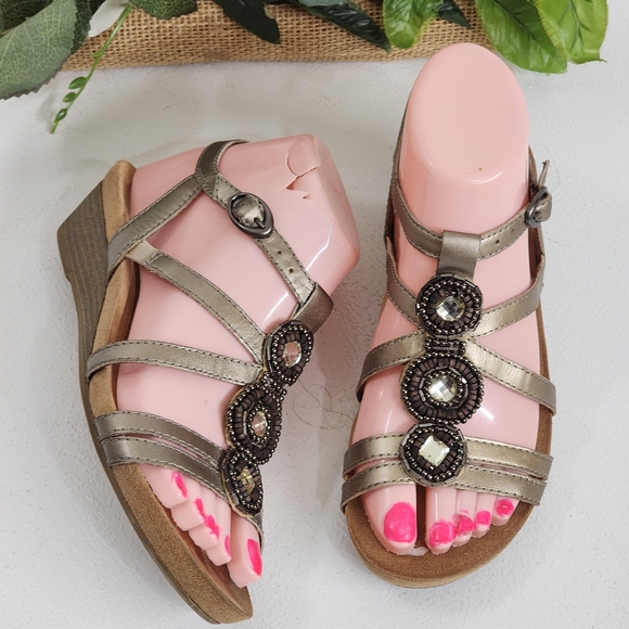 Elegant Metallic Sandals - Picture 1 of 7
